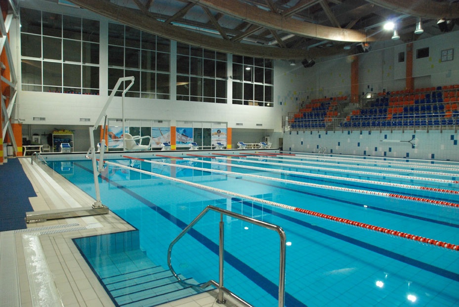 Бассейн янтарь строгино. Янтарь спортивный комплекс строгино. Ледовый дворец янтарь строгино. Бассейн янтарь. Дс янтарь москва строгино бассейн.